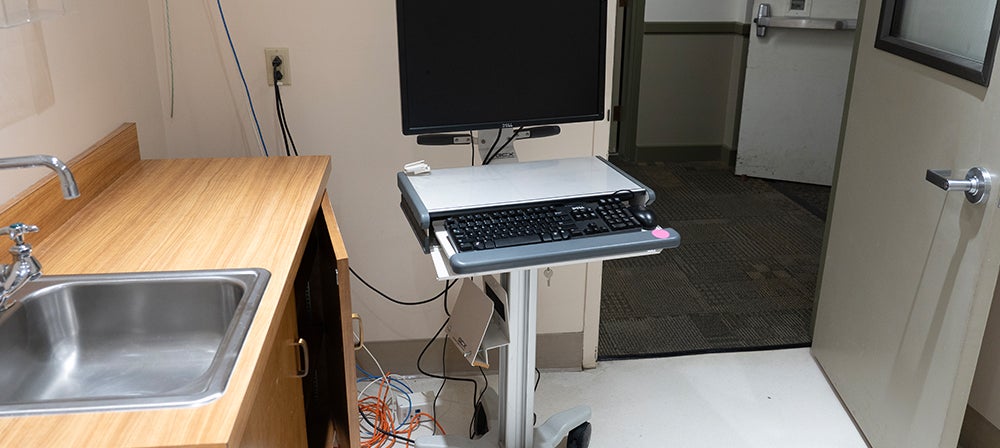 medical rolling computer stand