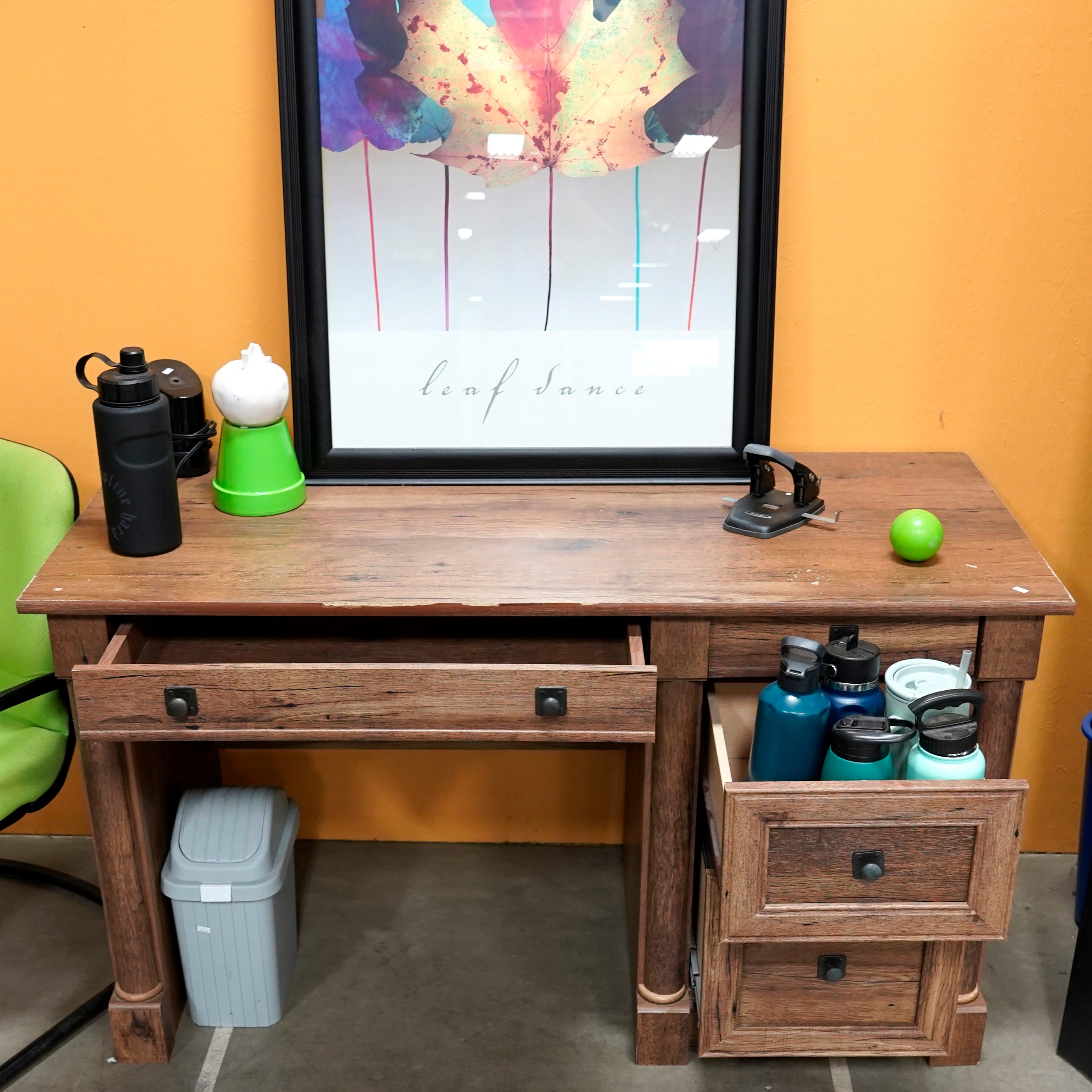 Class is in session, and this desk makes the grade.